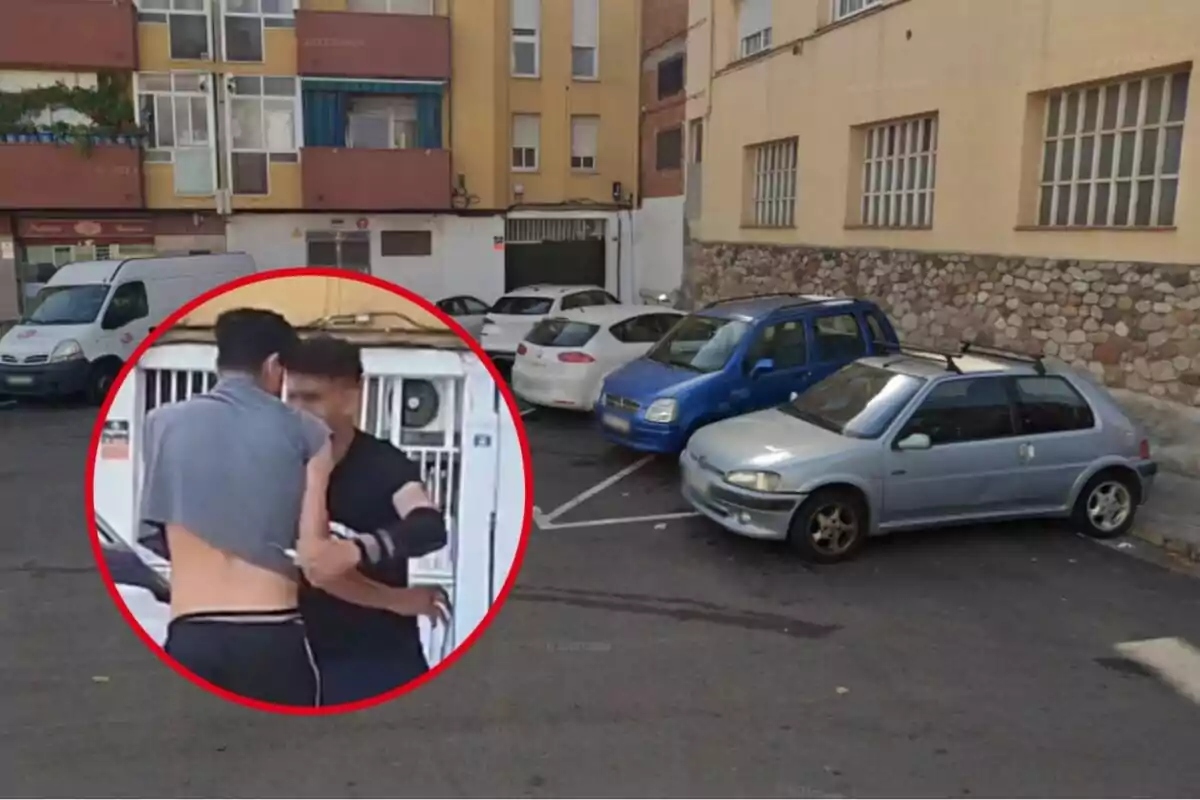 Dos jóvenes discuten en primer plano dentro de un círculo rojo sobre una imagen de un estacionamiento con varios autos y edificios de fondo