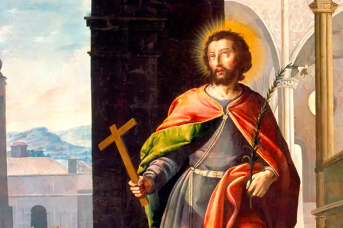 Hombre con aureola sosteniendo una cruz de madera y una rama, vestido con túnica y capa roja en un entorno arquitectónico antiguo
