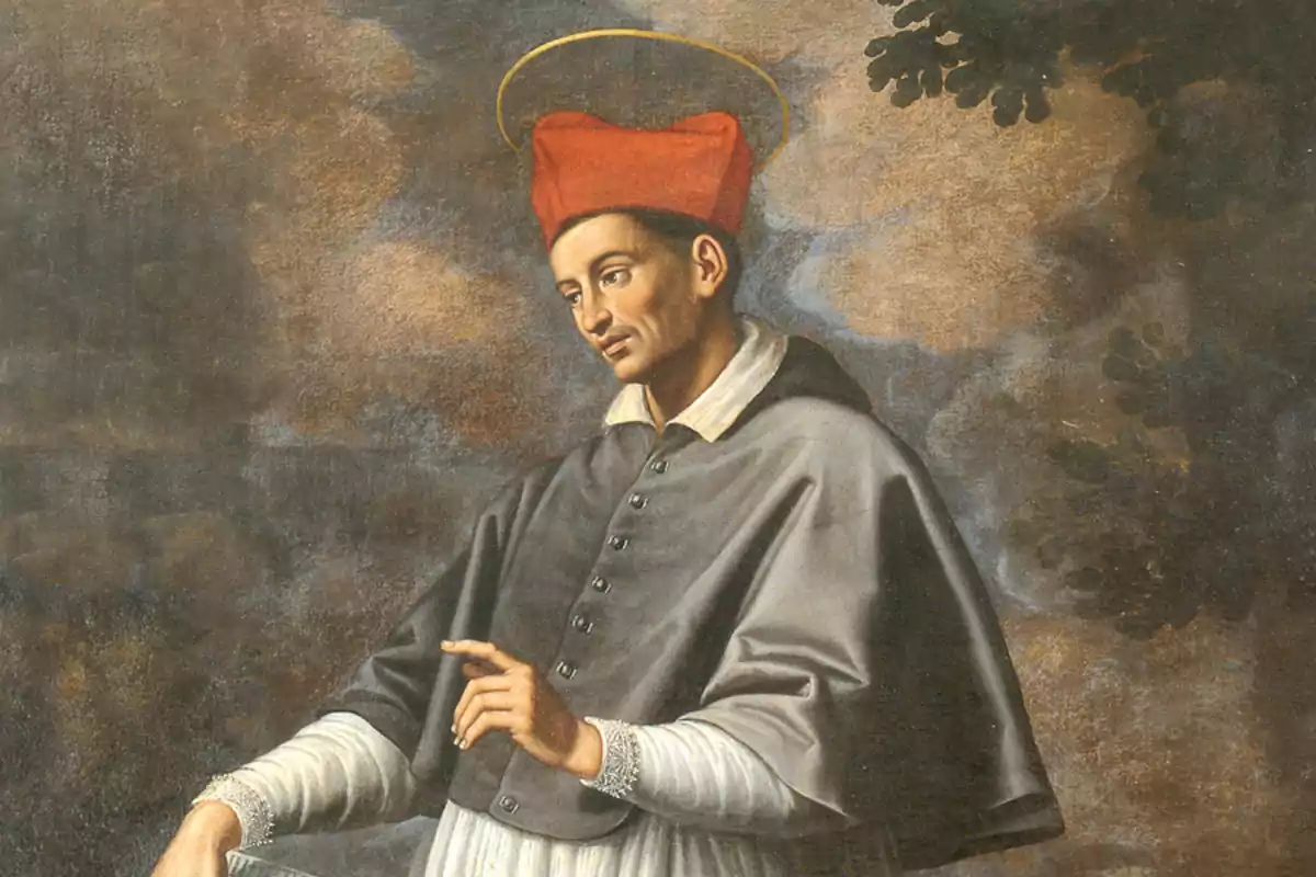 Pintura de un hombre con vestimenta religiosa y un sombrero rojo, con un halo dorado sobre la cabeza y fondo de nubes y ramas oscuras
