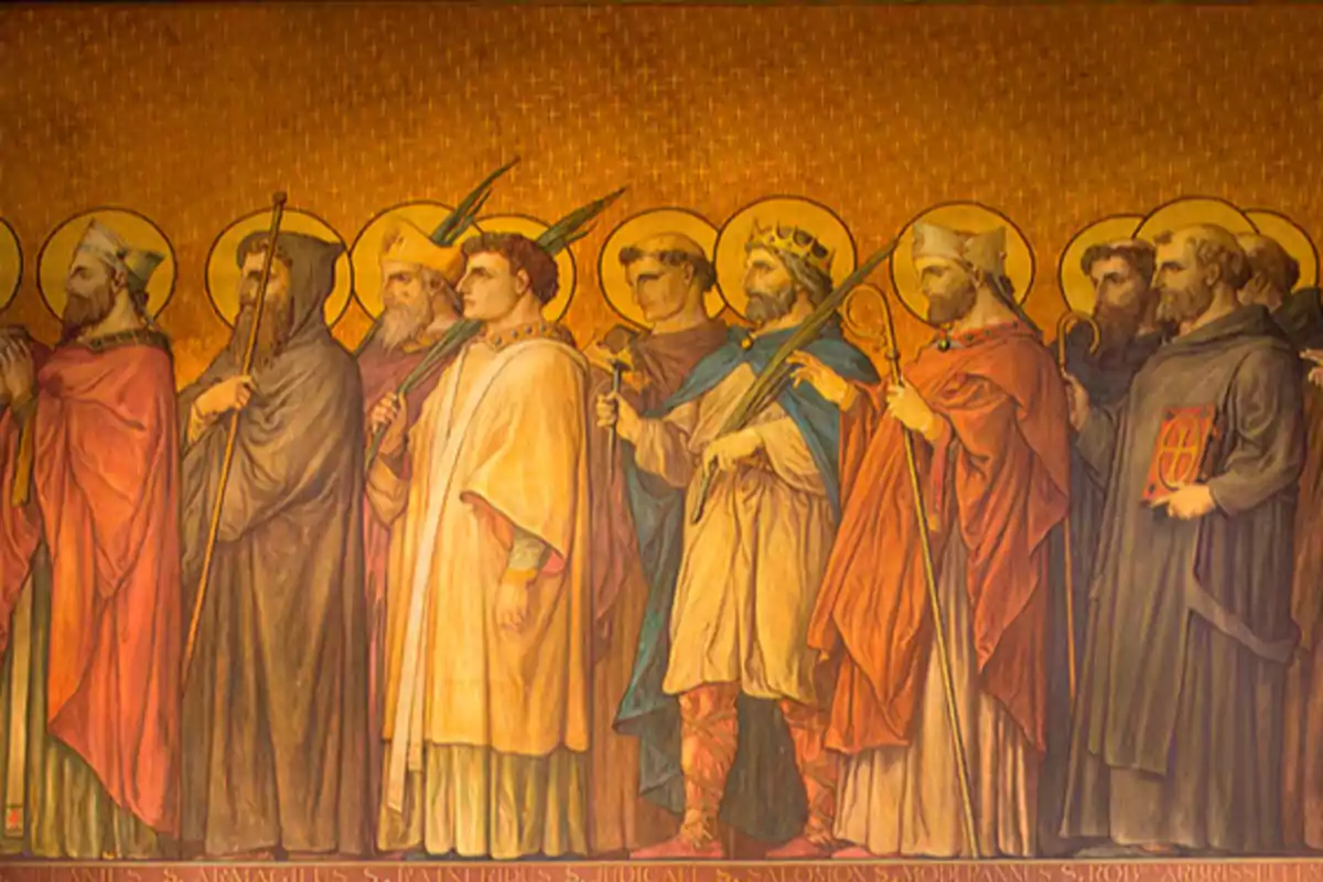 Pintura religiosa que muestra a varios santos con aureolas doradas y vestimentas tradicionales sobre un fondo dorado Pintura religiosa que muestra a varios santos con aureolas doradas y vestimentas tradicionales sobre un fondo dorado