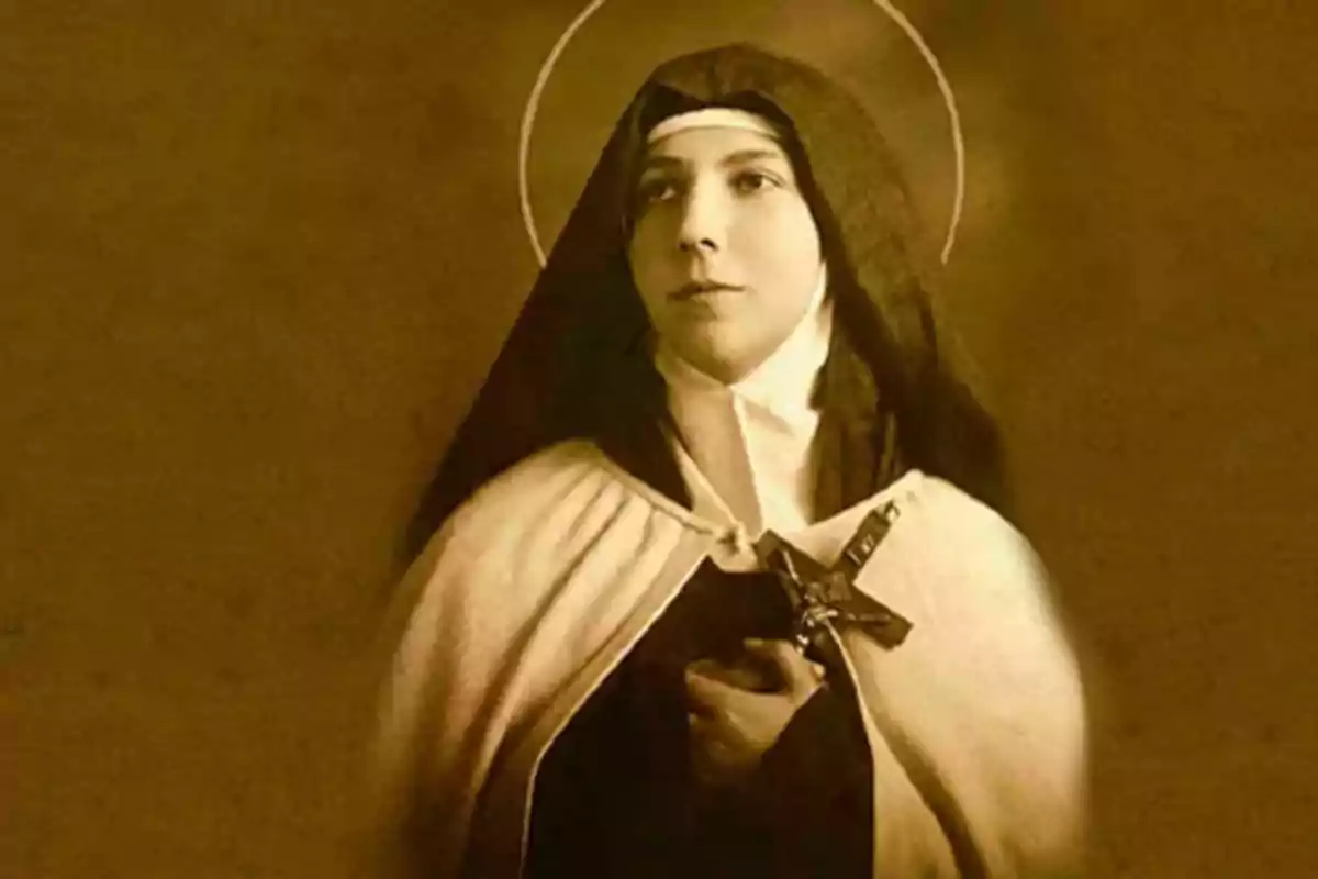 Mujer vestida con hábito religioso sosteniendo un crucifijo y con un halo alrededor de la cabeza Mujer vestida con hábito religioso sosteniendo un crucifijo y con un halo alrededor de la cabeza