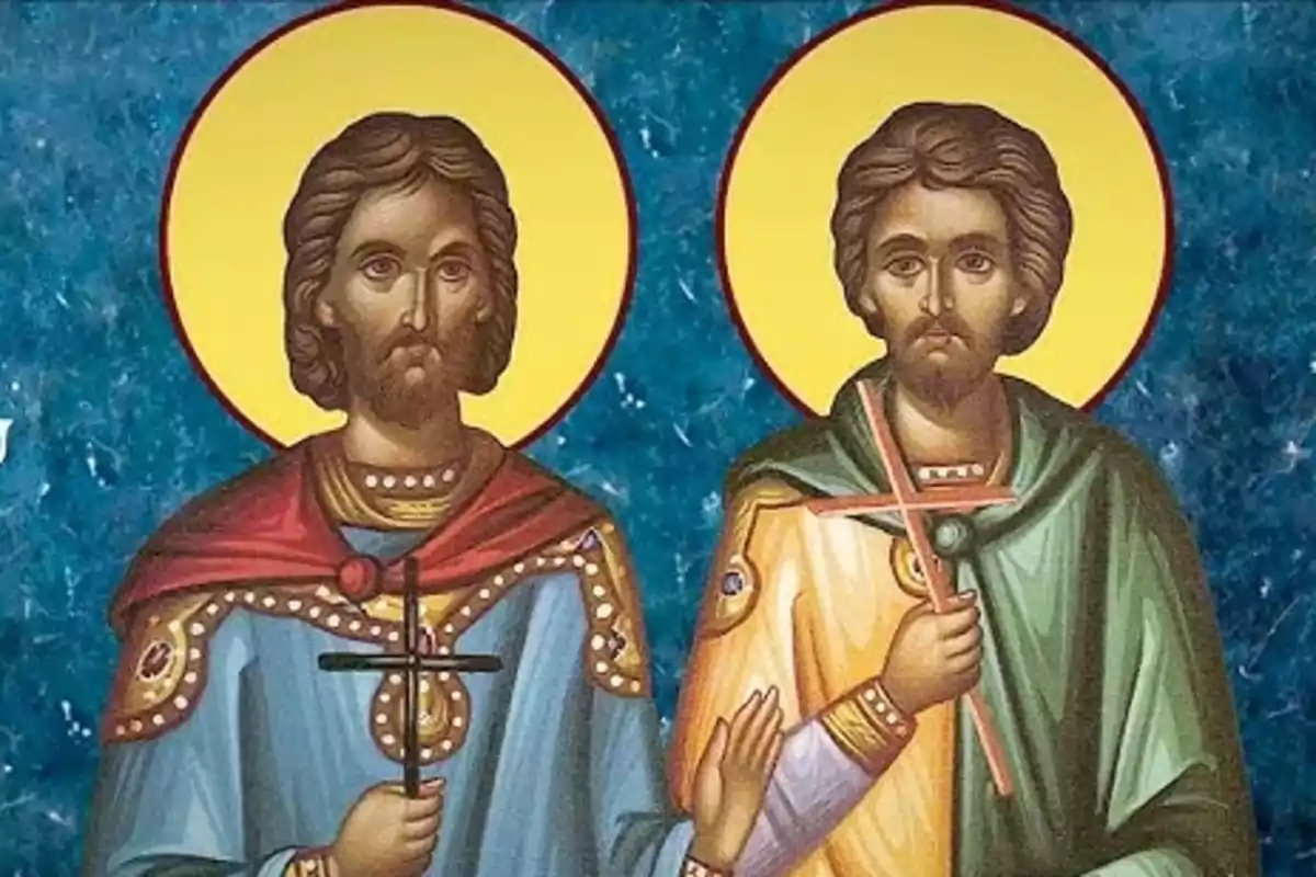 Dos figuras religiosas con aureolas doradas sosteniendo cruces sobre un fondo azul Dos figuras religiosas con aureolas doradas sosteniendo cruces sobre un fondo azul