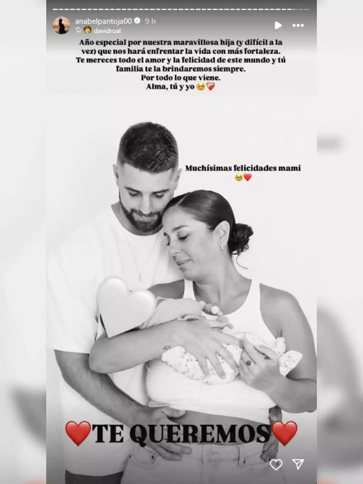 David Rodríguez y Anabel Pantoja abrazada mirando con ternura a Alma en brazos, ambos sonríen y transmiten amor y felicidad, sobre la imagen hay mensajes de felicitación y cariño hacia la madre David Rodríguez y Anabel Pantoja abrazada mirando con ternura a Alma en brazos, ambos sonríen y transmiten amor y felicidad, sobre la imagen hay mensajes de felicitación y cariño hacia la madre