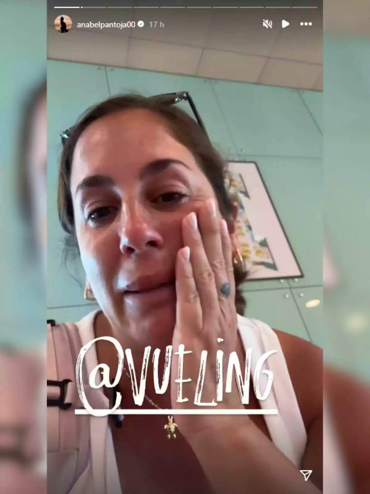 Anabel Pantoja con expresión triste apoyando la mano en su mejilla, lleva gafas en la cabeza y un top blanco, con el texto @vueling en grande sobre la imagen. Anabel Pantoja con expresión triste apoyando la mano en su mejilla, lleva gafas en la cabeza y un top blanco, con el texto @vueling en grande sobre la imagen.