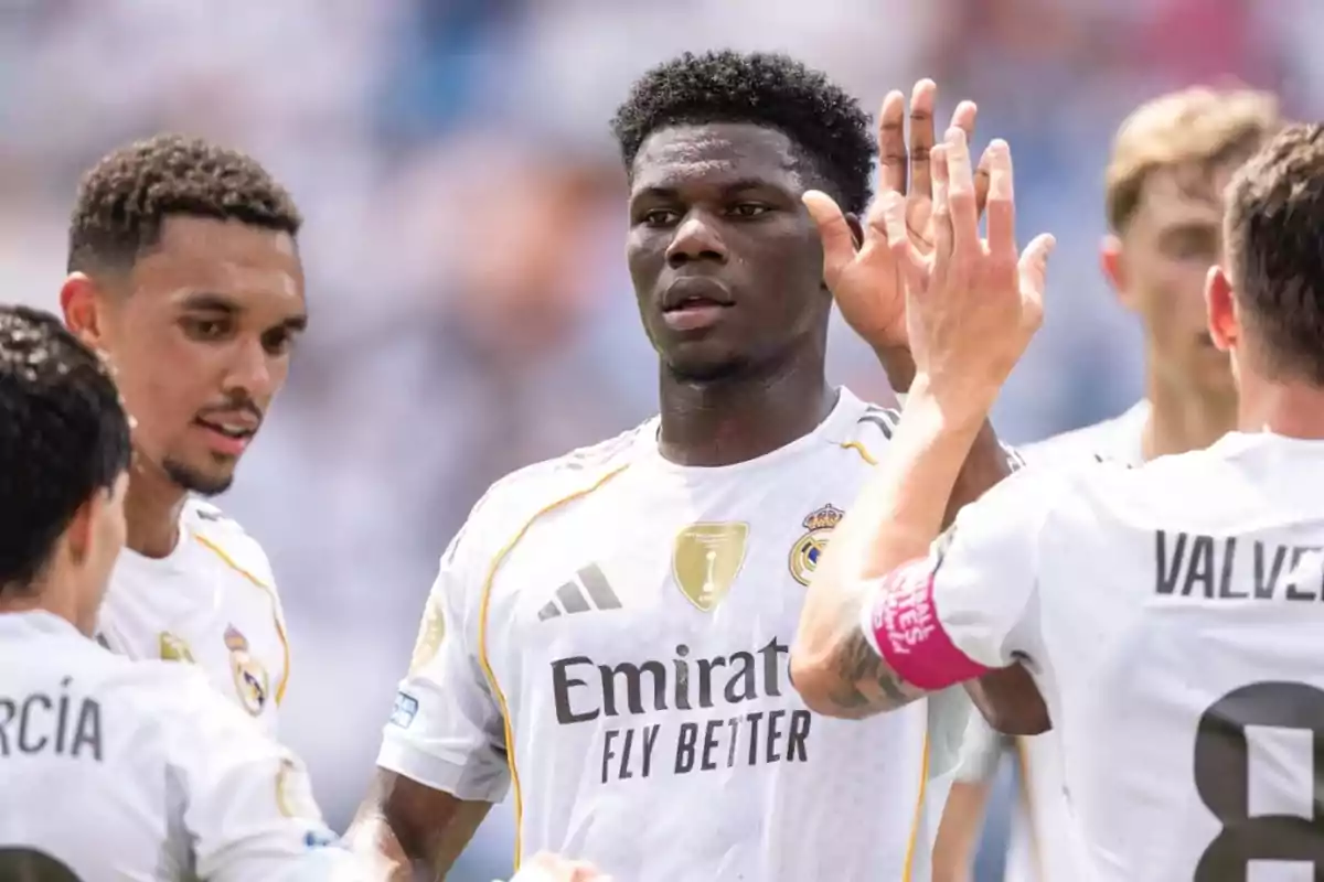 Jugadores del Real Madrid celebran juntos durante un partido de fútbol Jugadores del Real Madrid celebran juntos durante un partido de fútbol