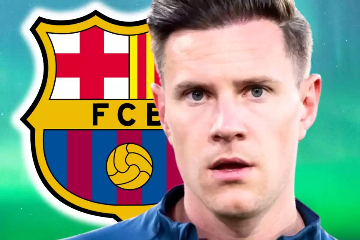 Portero con expresión seria frente al escudo del FC Barcelona
