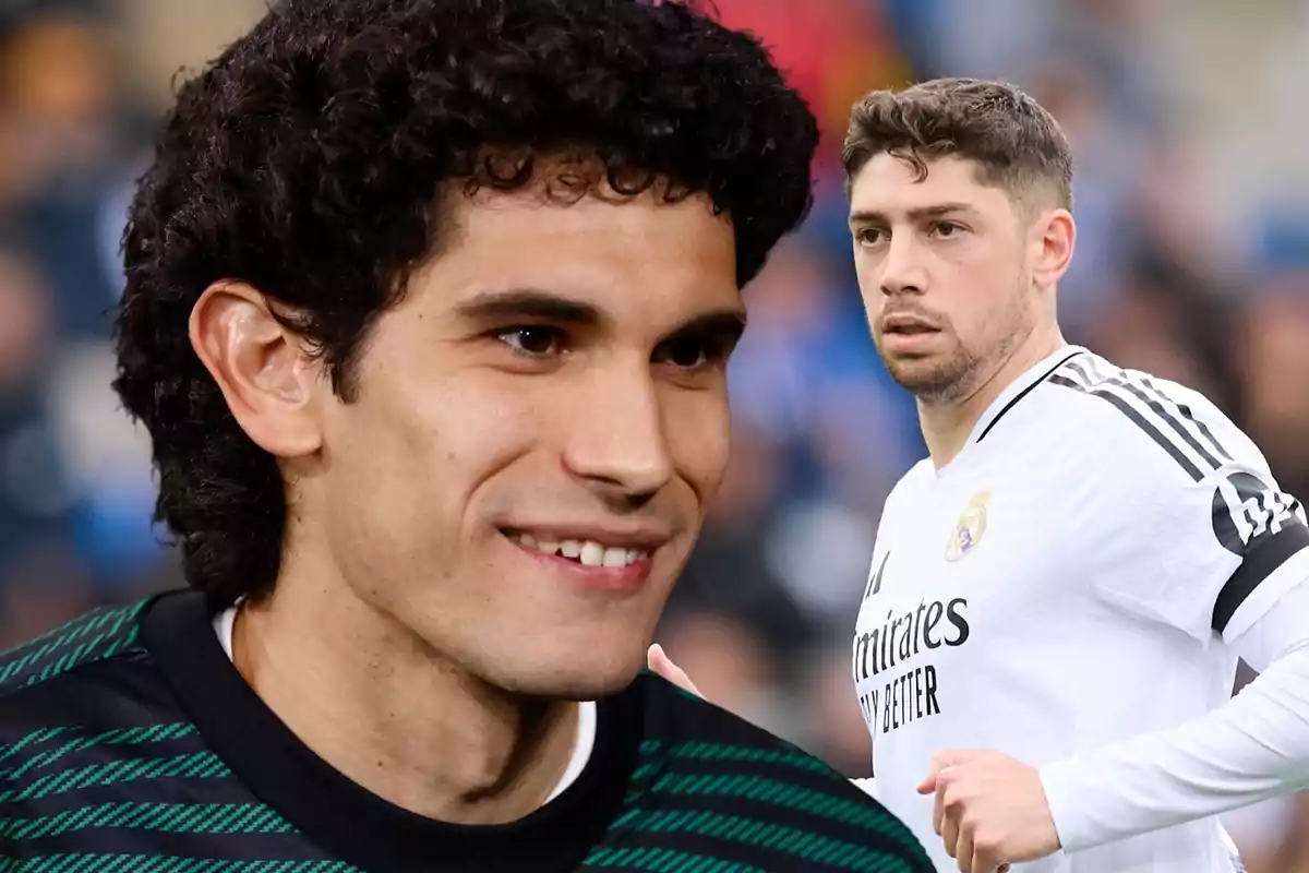 Primer plano de un hombre sonriente con cabello rizado y al fondo un futbolista con uniforme blanco del Real Madrid en un estadio.