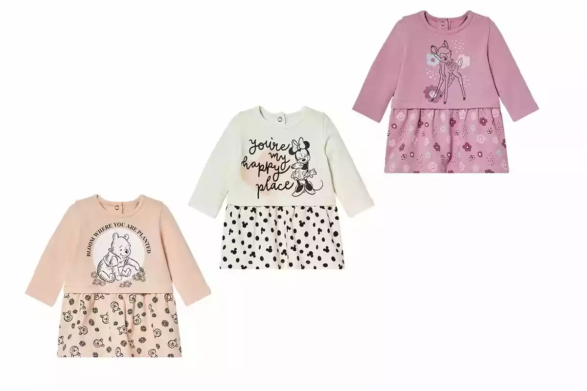 Tres vestidos de manga larga para niña con estampados de personajes infantiles y diferentes colores Tres vestidos de manga larga para niña con estampados de personajes infantiles y diferentes colores