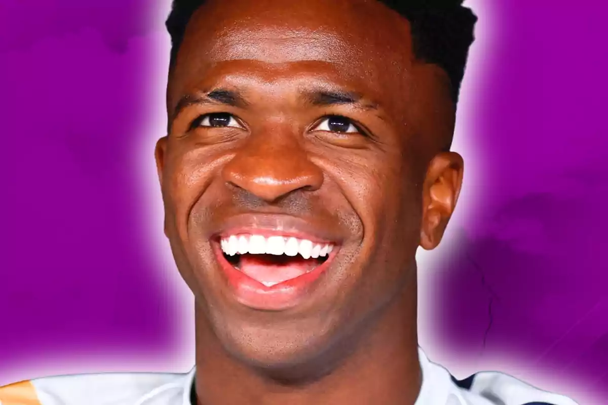 Hombre joven sonriendo con fondo morado