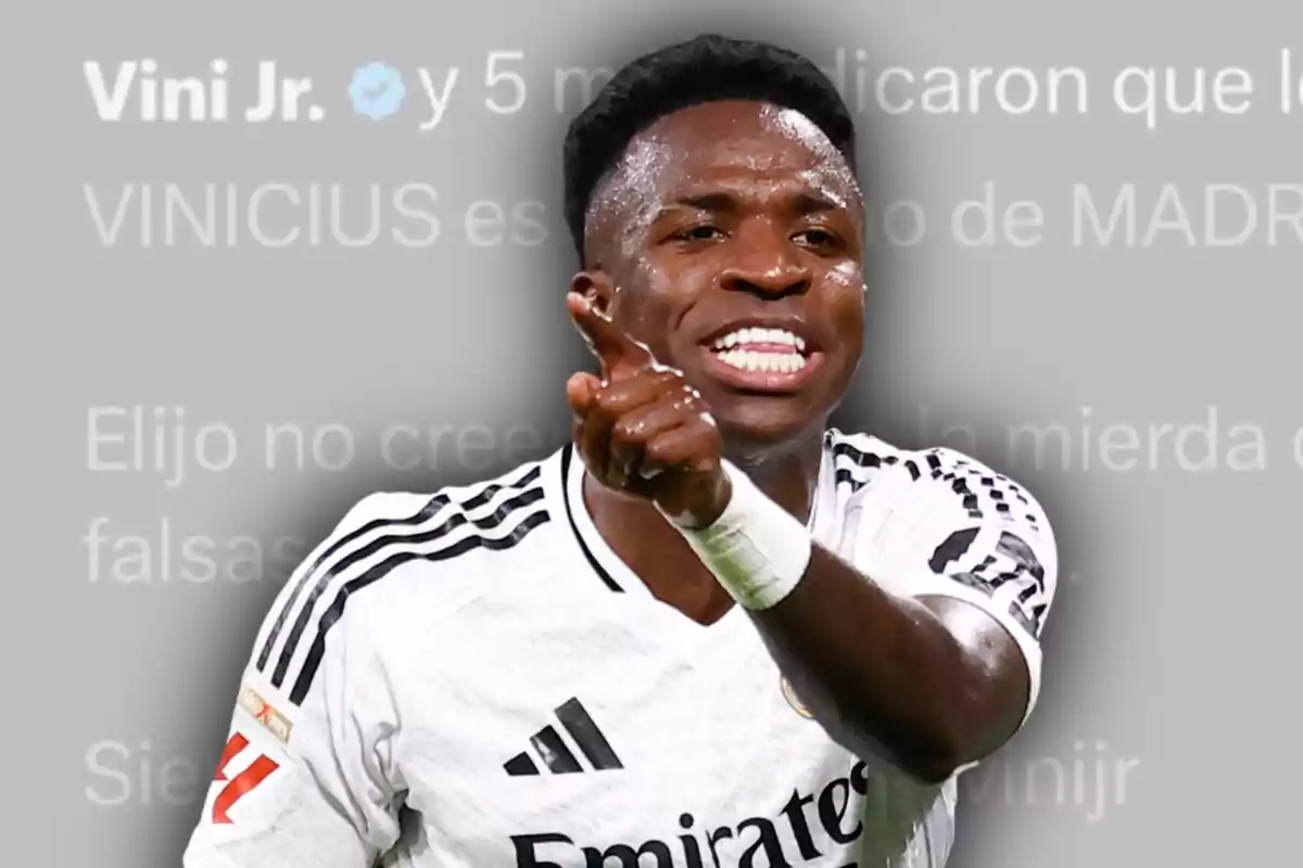 Futbolista con uniforme blanco celebrando y señalando con el dedo, sobre un fondo gris con texto borroso.