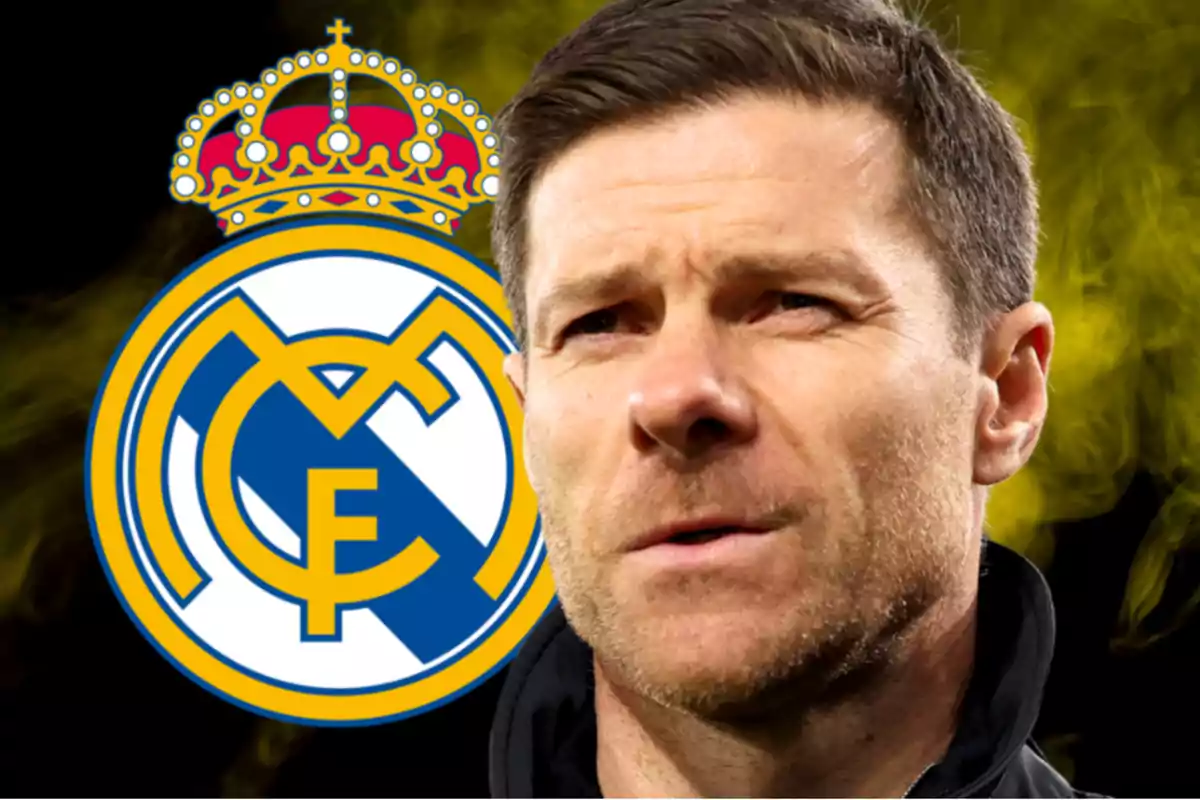 Hombre de cabello corto con expresión seria frente al escudo del Real Madrid sobre un fondo oscuro con humo amarillo