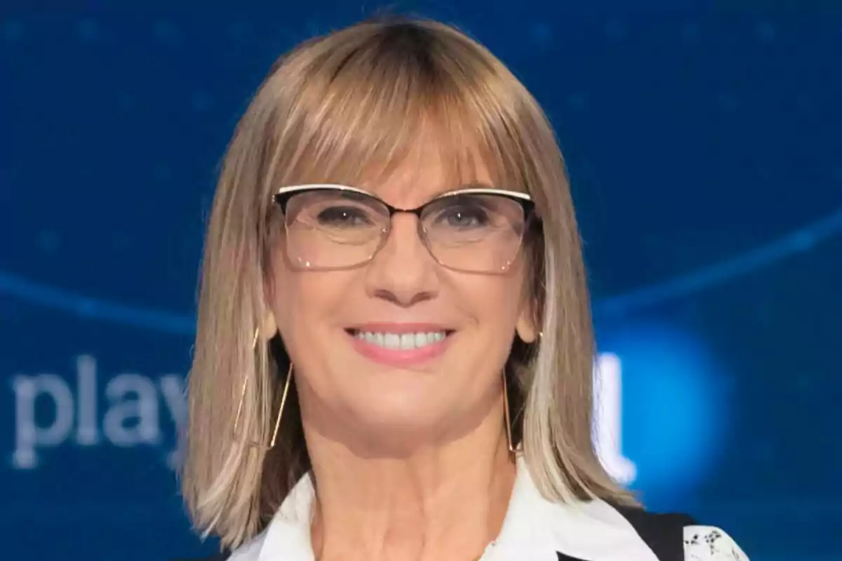 Gemma Nierga con gafas y cabello rubio sonríe frente a un fondo azul en la presentación de 59 Segundos.