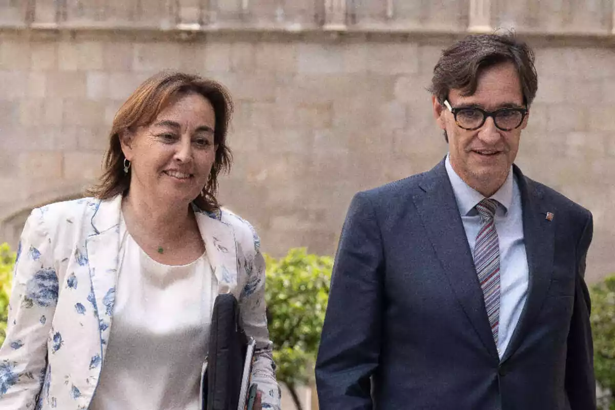 Imagen de la candidata del PSC por Girona Sílvia Paneque junto a Salvador Illa