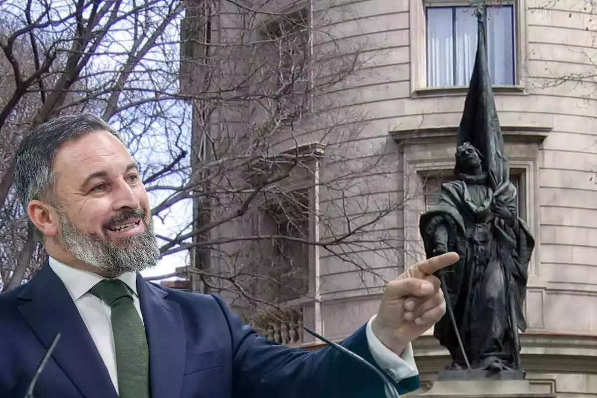 Montaje con el líder de VOX Santiago Abascal en primer plano señalando la estatuta de Rafael de Casanova