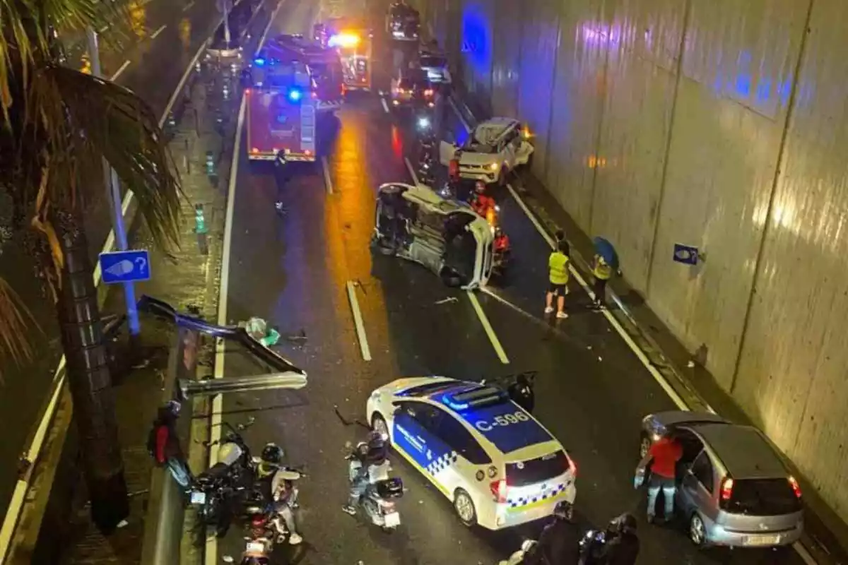 Imagen del accidente que ha tenido lugar esta mañana de lunes a la Ronda de Dalt en Barcelona