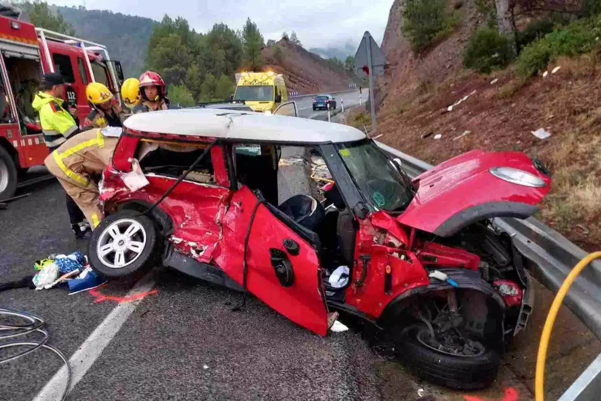 Imagen de uno de los coches accidentados en la C-55 en la comarca del Bages