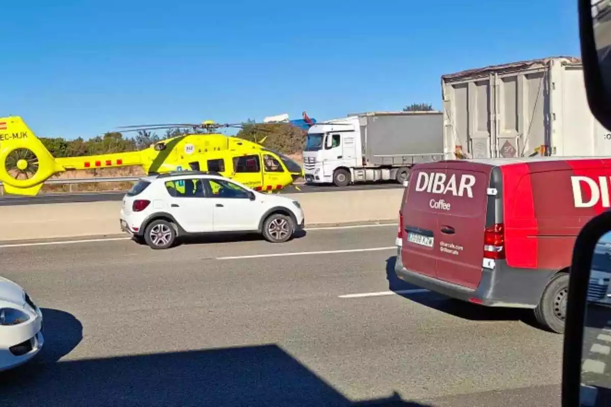 Imagen de un helicóptero medicalizado en plena AP-7