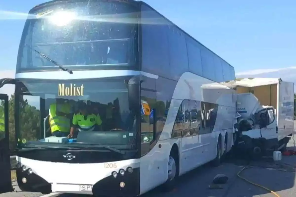 Accidente entre un autobús y un camión, con los Mossos d'Esquadra dentro