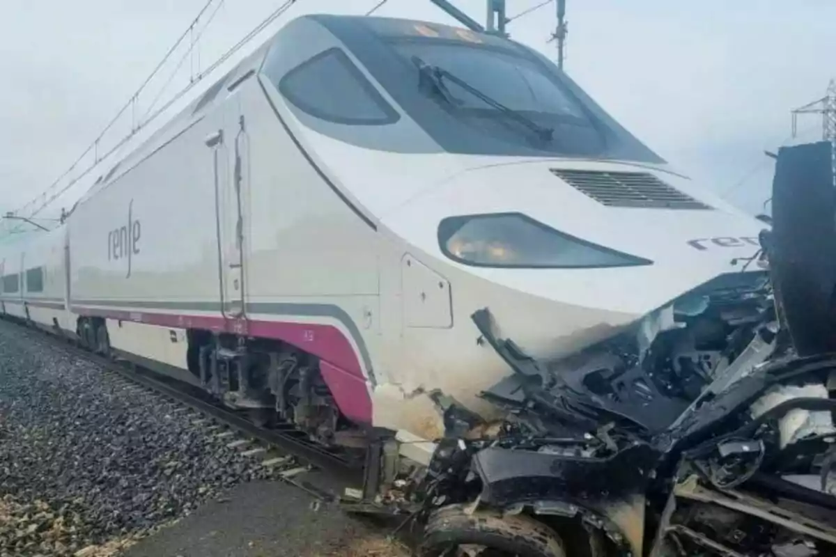 Un tren de alta velocidad de Renfe con la parte frontal dañada tras un accidente en las vías.