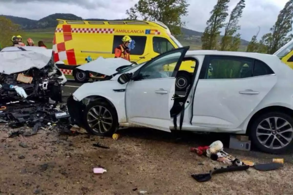 Imagen de un accidente con coches y en el fondo una ambulancia