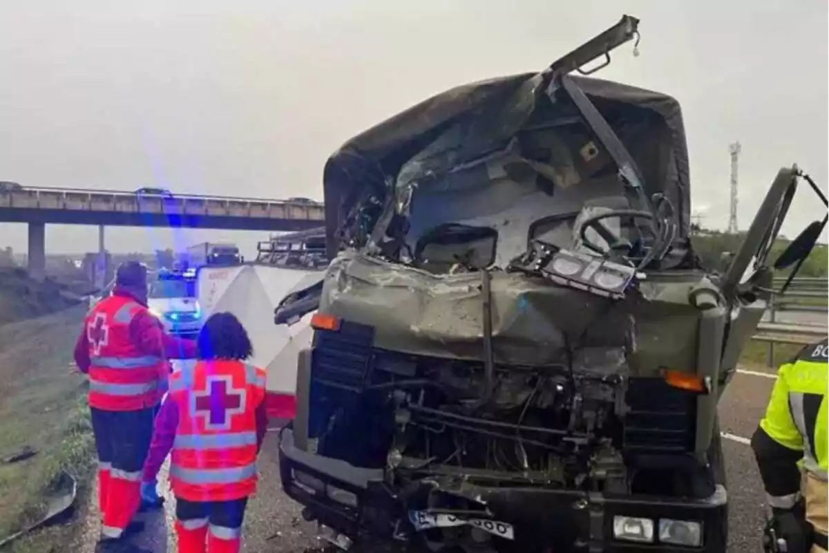 Accidente de un coche militar en la A-5 con los servicios de emergencia al lado