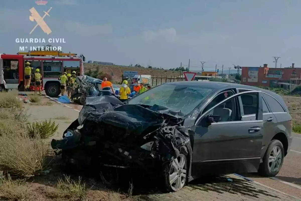 Imagen del accidente de Utebo con dos coches accidentados y los bomberos