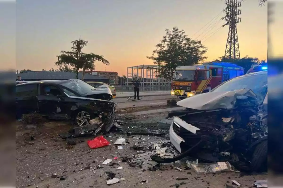 Accidente entre dos coches y un camión de bomberos