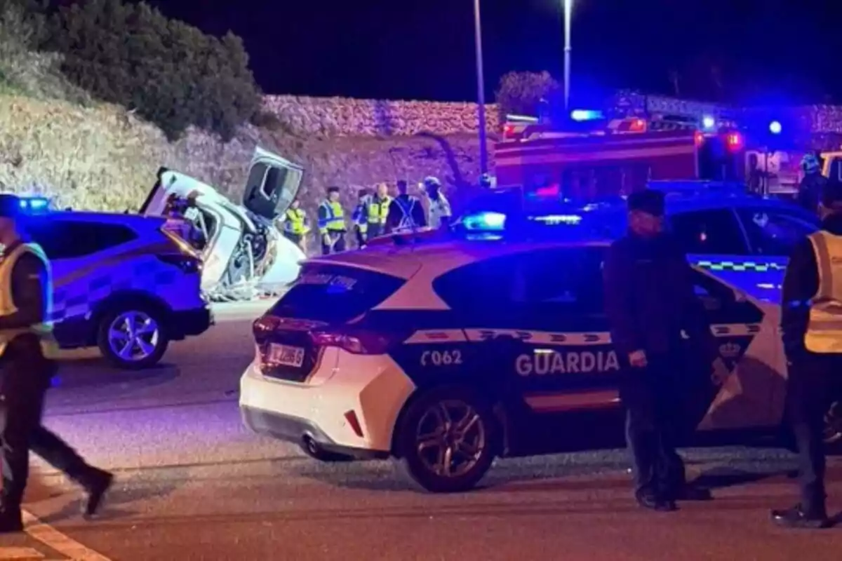 Un accidente de tráfico nocturno con presencia de vehículos de la Guardia Civil y servicios de emergencia.