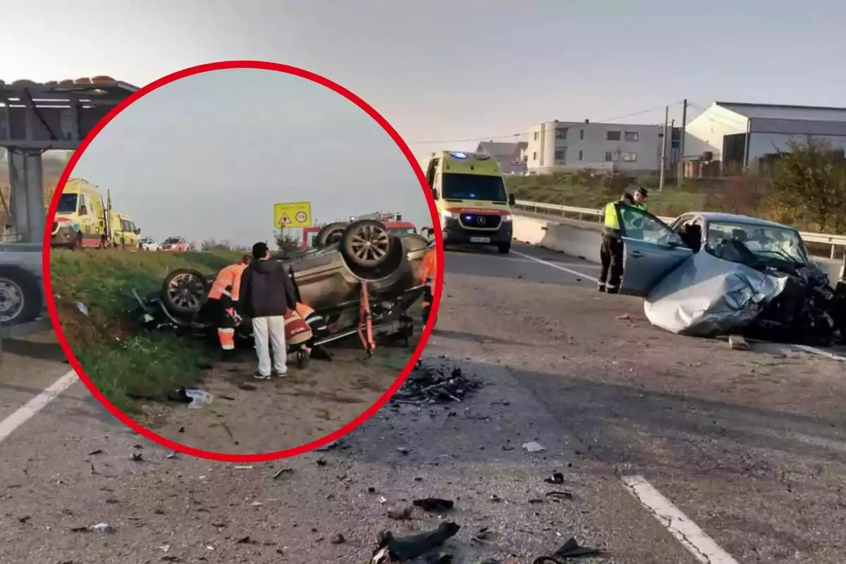 Accidente de tráfico en una carretera con un coche volcado y otro vehículo dañado, rodeados de personal de emergencia y ambulancias.