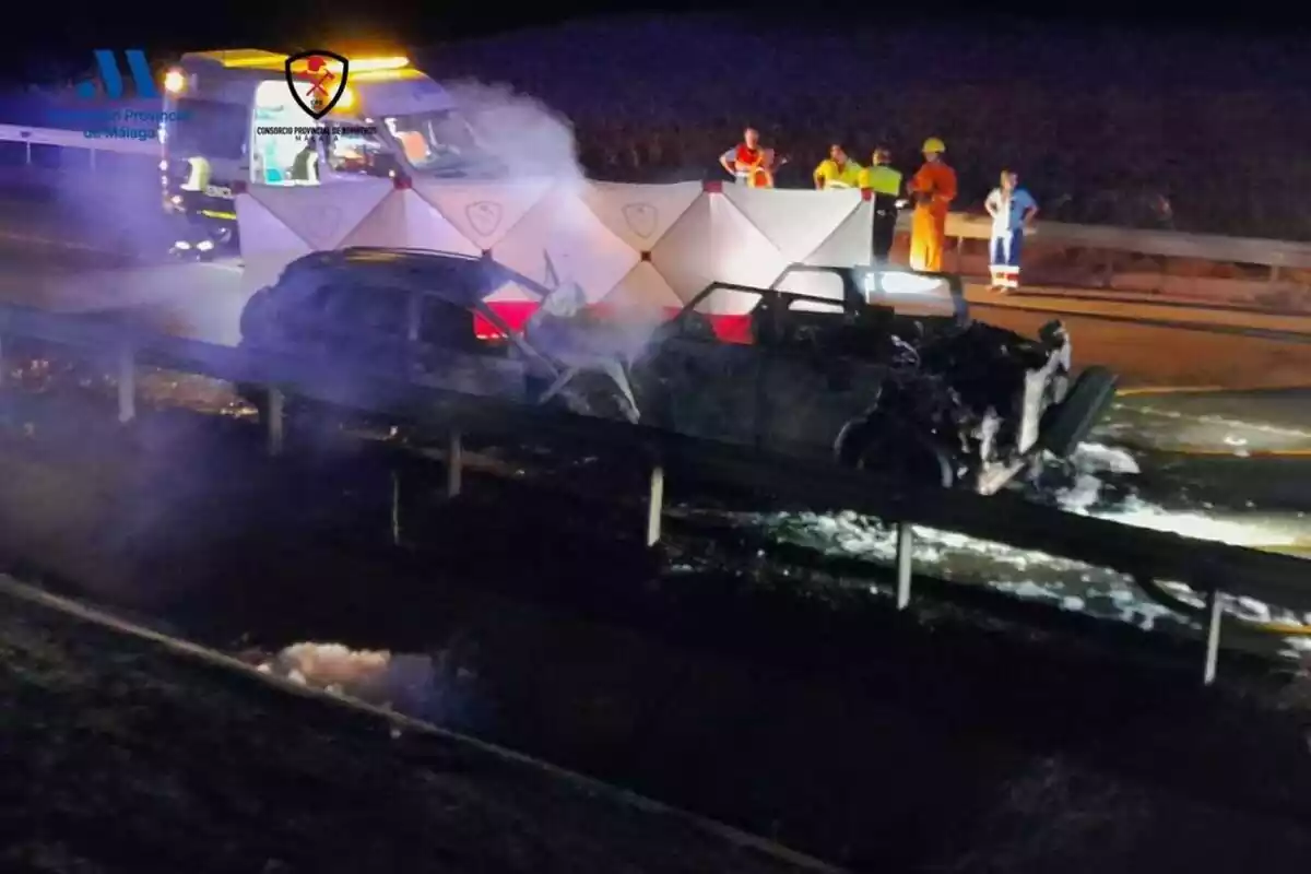 Choque frontal entre dos coches en un accidente de tráfico