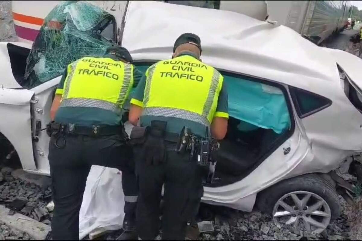 Un Tren Arrolla A Un Coche En Galicia: Un Muerto Y Dos Heridos Graves