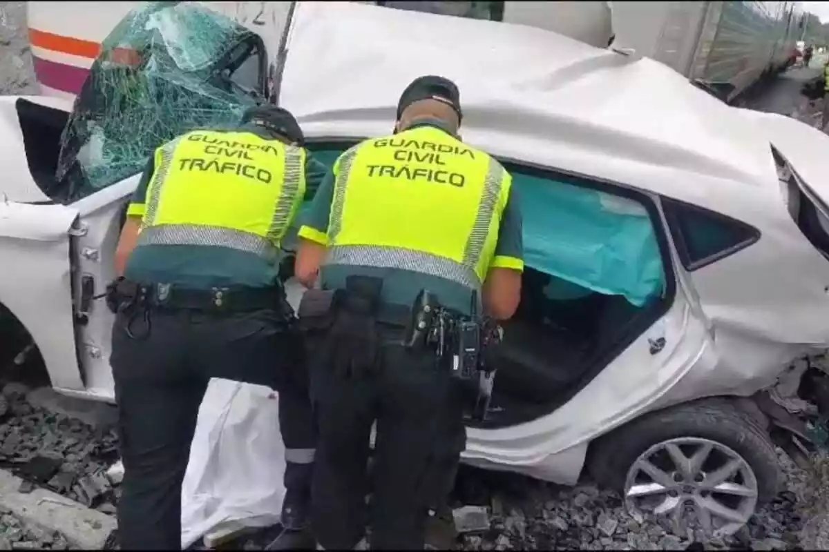 Guardia Civil en un accidente de un coche con un tren