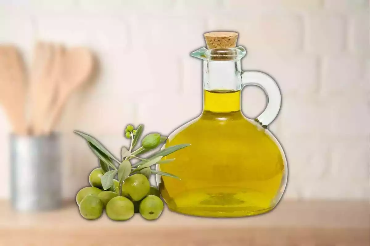 Aceitera repleta de aceite de oliva con el fondo de una cocina