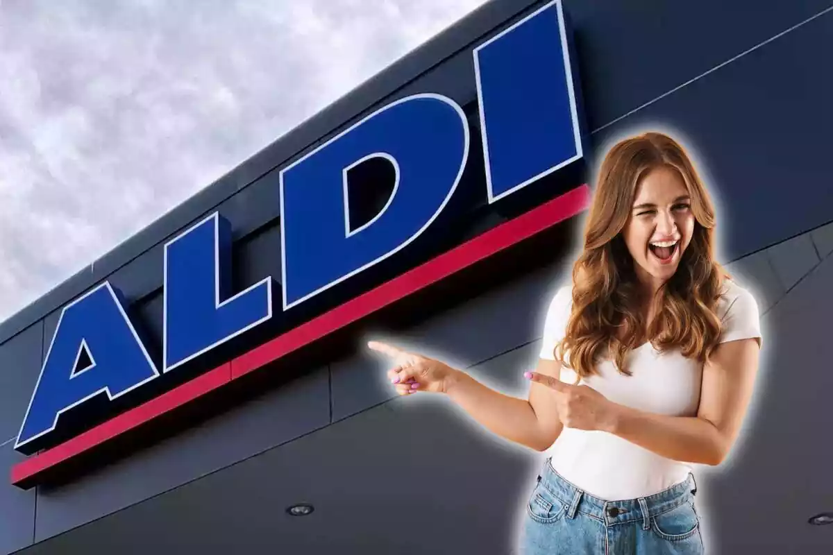 Mujer señalando letrero de Aldi