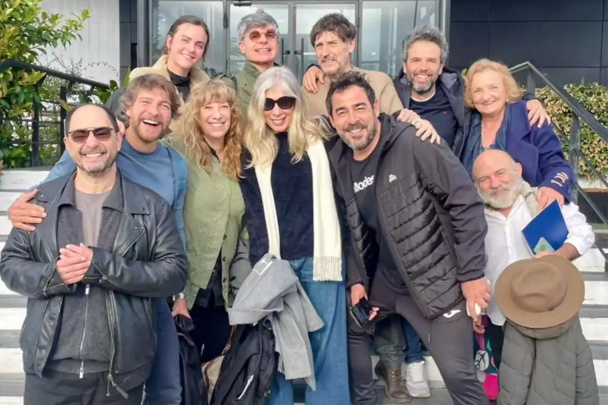 Fotografía del inicio del rodaje de La que se avecina con Jordi Sánchez, Pablo Chiapella, Eva Isanta, Nathalie Seseña, Raúl Peña, Félix Gómez o Nacho Guerreros entre otros