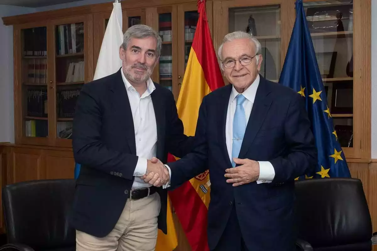 El presidente de Canarias, Fernando Clavijo, y el presidente de la Fundación ”la Caixa”, Isidro Fainé, durante la firma del acuerdo marco entre ambas instituciones, firmado hoy