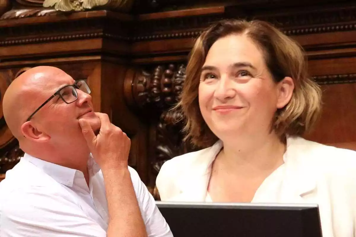 Montaje con Xavier Rius con cara pensativa mirando a una Ada Colau sonriendo