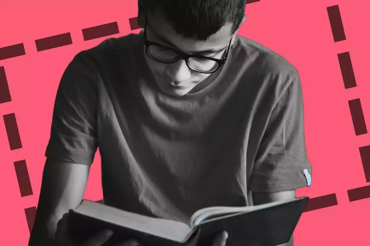 Un joven con gafas lee un libro en un fondo rosa con líneas oscuras.