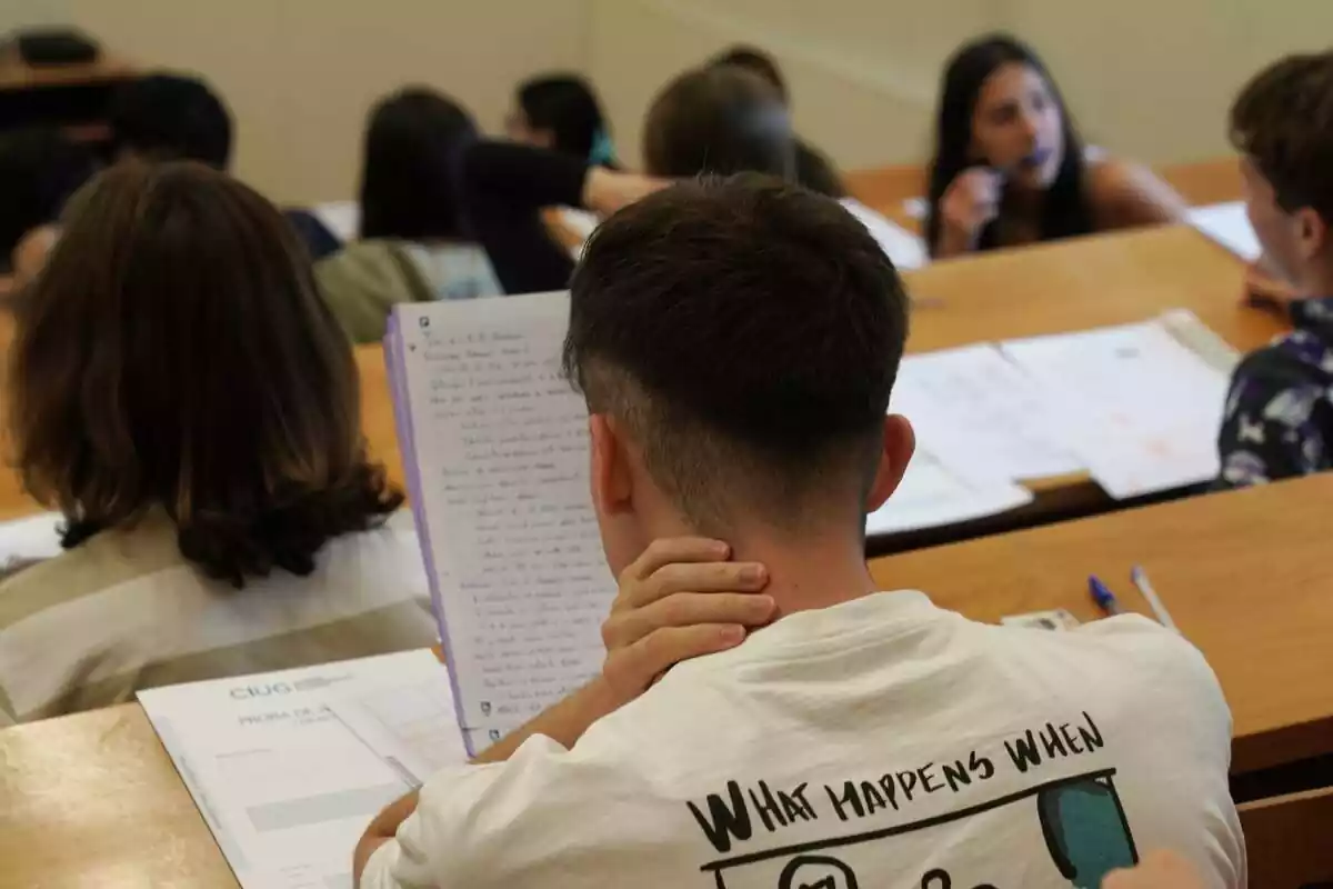 Un estudiante repasa antes de realizar uno de los exámenes de las pruebas de acceso a la universidad 2023, en la facultad de Ciencias de la Comunicación de la Universidad de Santiago de Compostela