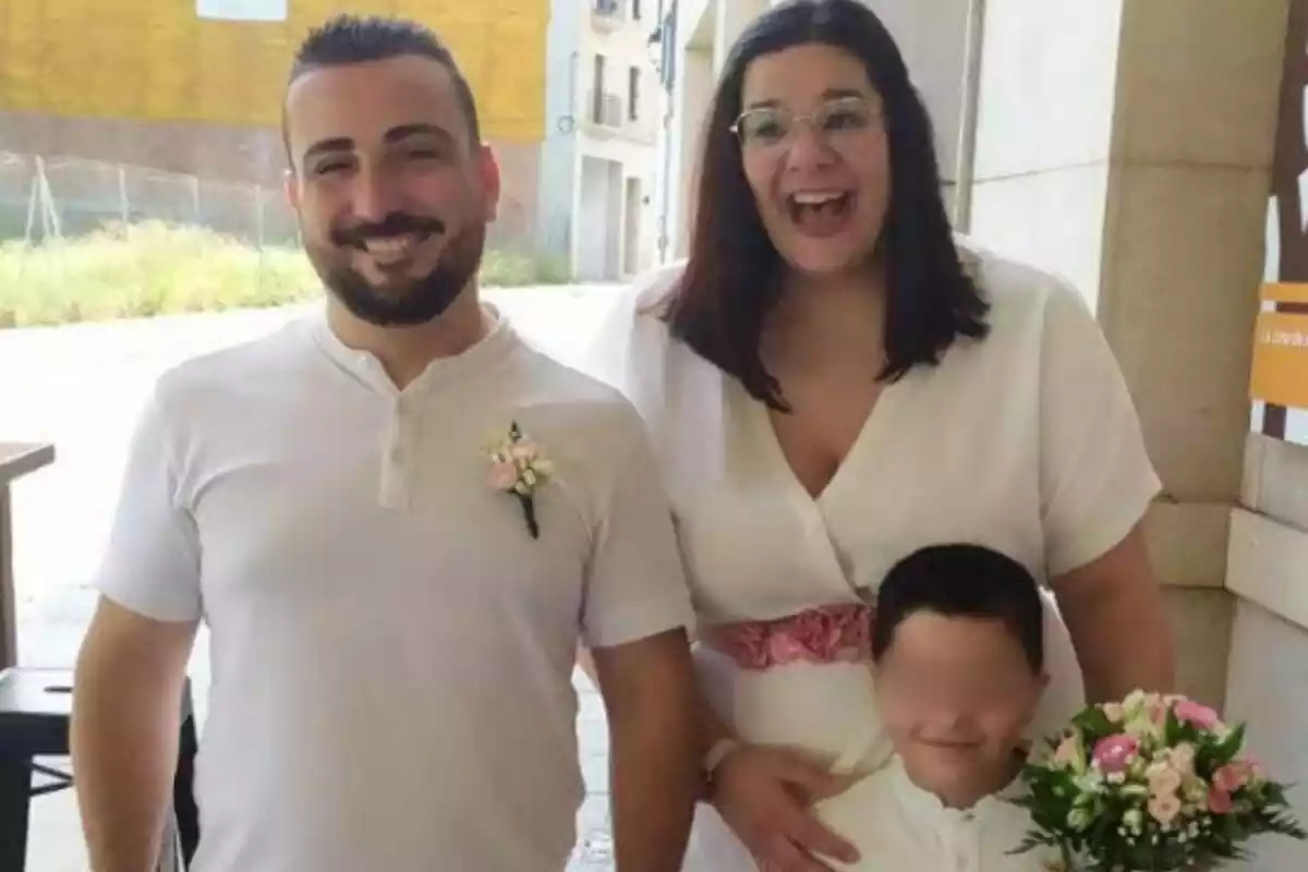 Adrián con Sofía y el niño, en la boda