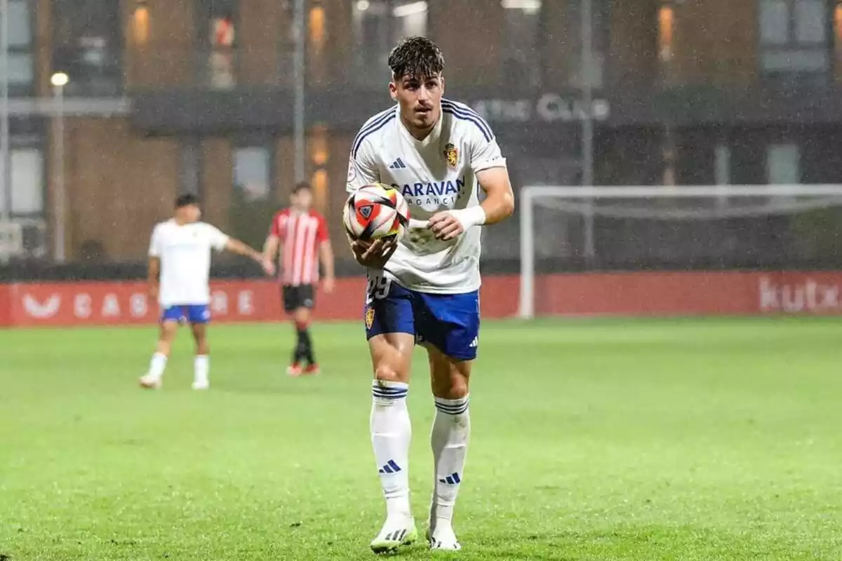 Adrián liso en mitad de un partido con la pelota en las manos Adrián liso en mitad de un partido con la pelota en las manos