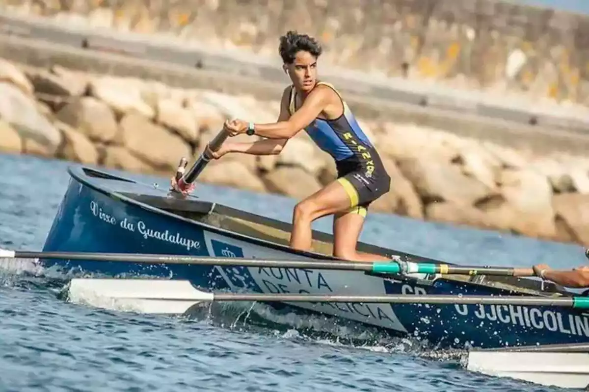 Adrián Neo, de 12 años, haciendo remo, semanas antes de morir en un accidente