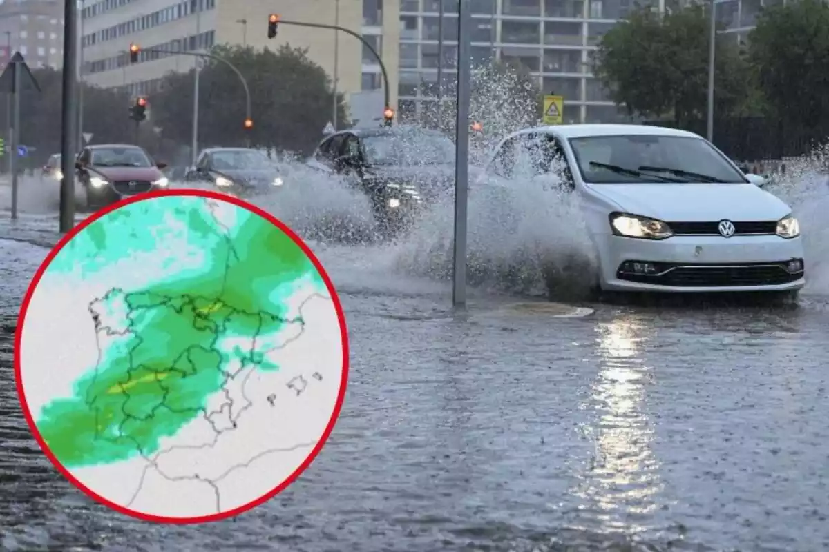 Imagen de fondo de varios coches circulando por una ciudad con mucha agua en la carretera y un mapa de acumulación de agua de la AEMET