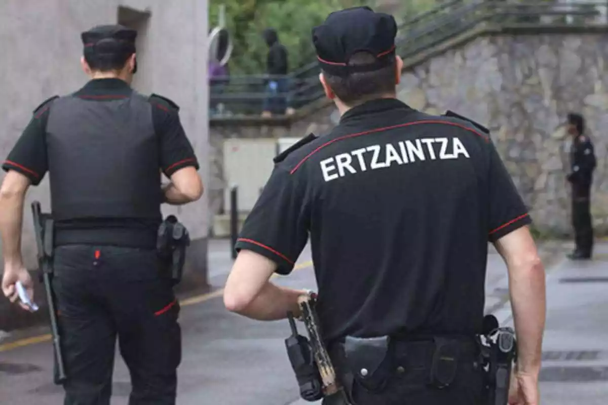 Dos agentes de la policía autonómica del País Vasco, la Ertzaintza, de espaldas