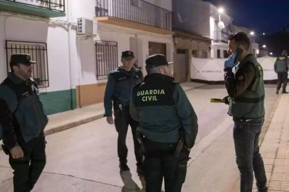 Agentes de la Guardia Civil en Villanueva del Arzobispo (Jaén), por un presunto crimen machista