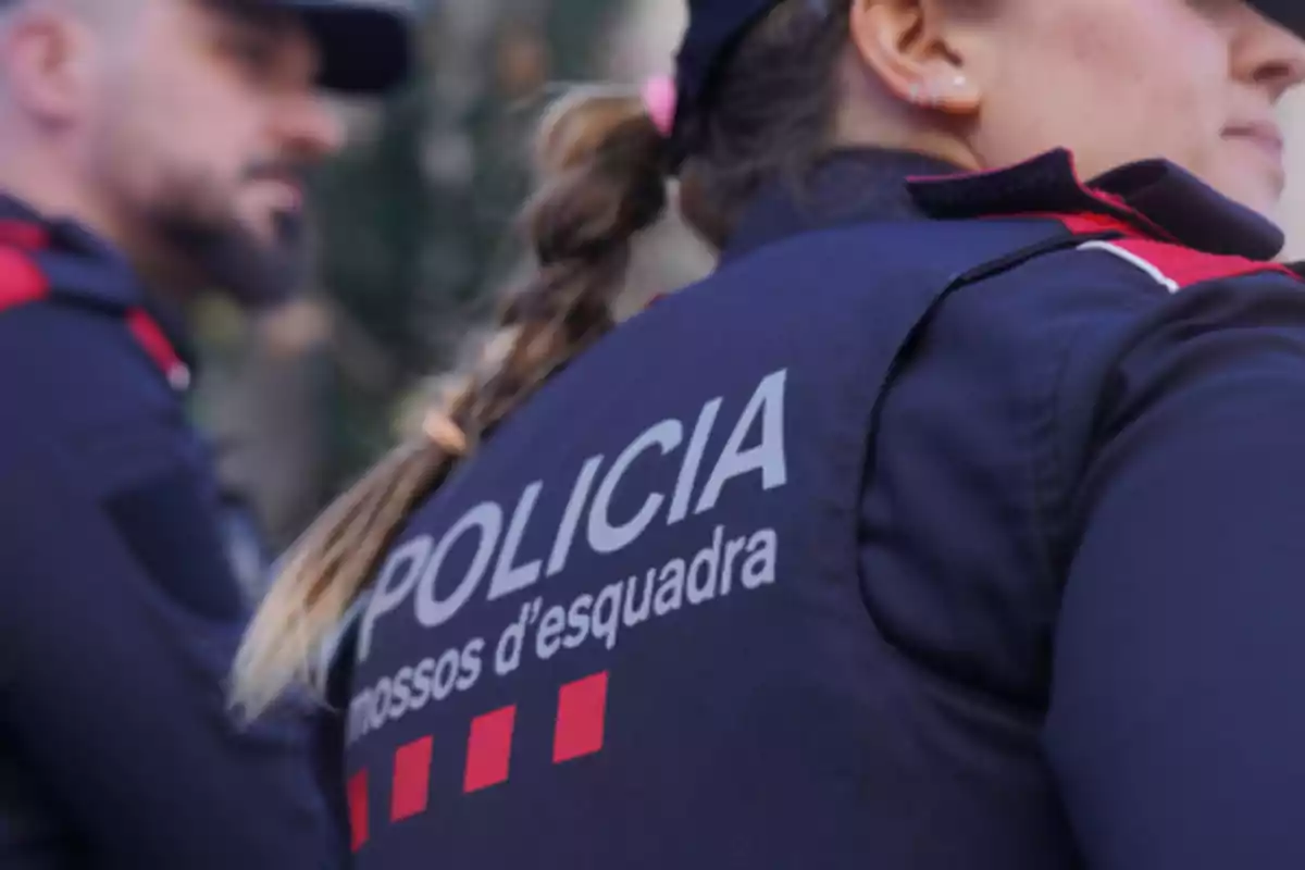 Dos agentes de los Mossos d'Esquadra con uniforme en primer plano Dos agentes de los Mossos d'Esquadra con uniforme en primer plano