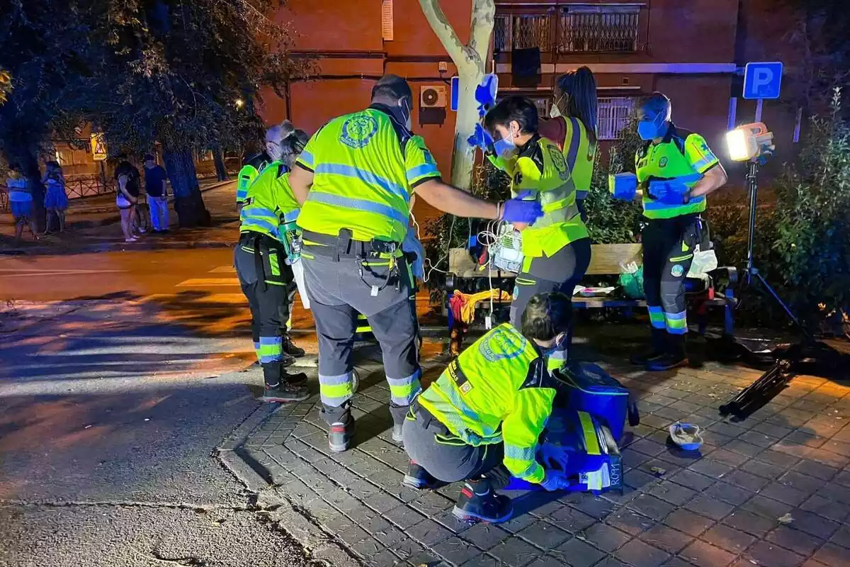 Emergencias Madrid atenciendo a una víctima