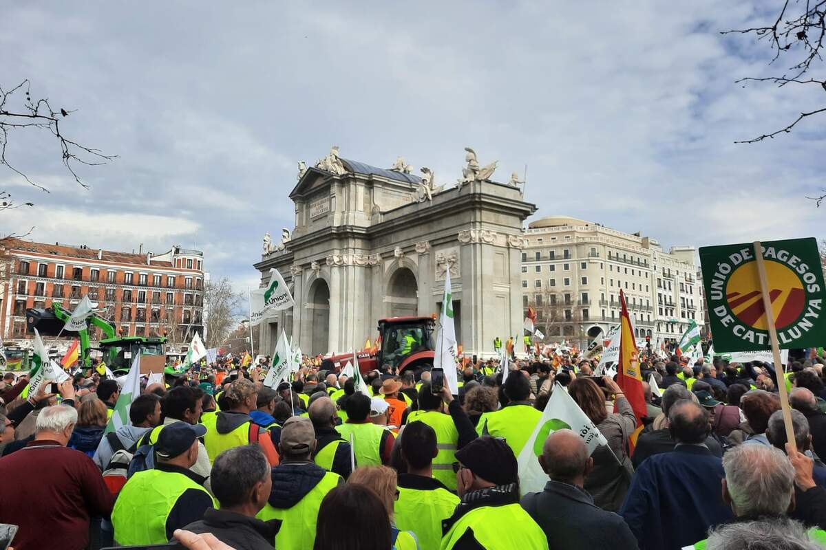 Agricultores manifestandose en la puerta de Alcalá