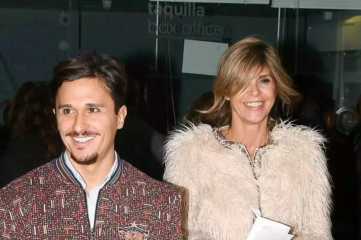Agustín Etienne y Arancha de Benito sonriendo en un concierto de Vanesa Martín Agustín Etienne y Arancha de Benito sonriendo en un concierto de Vanesa Martín