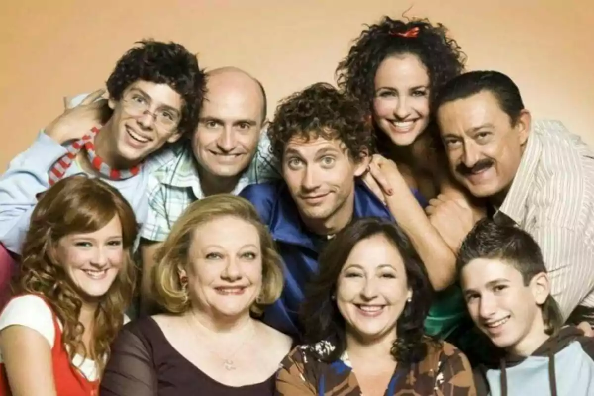 El elenco de la serie Aída como Paco León, Carmen Machi, Melani Olivares, Pepe Viyuela, Eduardo Casanova o Ana Polvorosa posando sonriendo